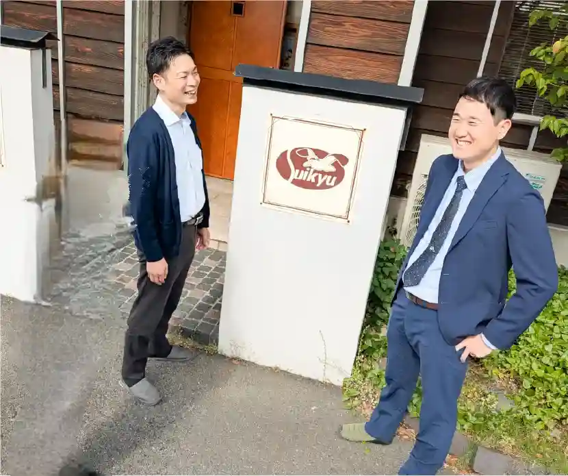 不動産事業の社員が笑顔で話をしている写真