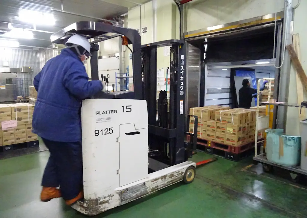 倉庫内で働く男性社員